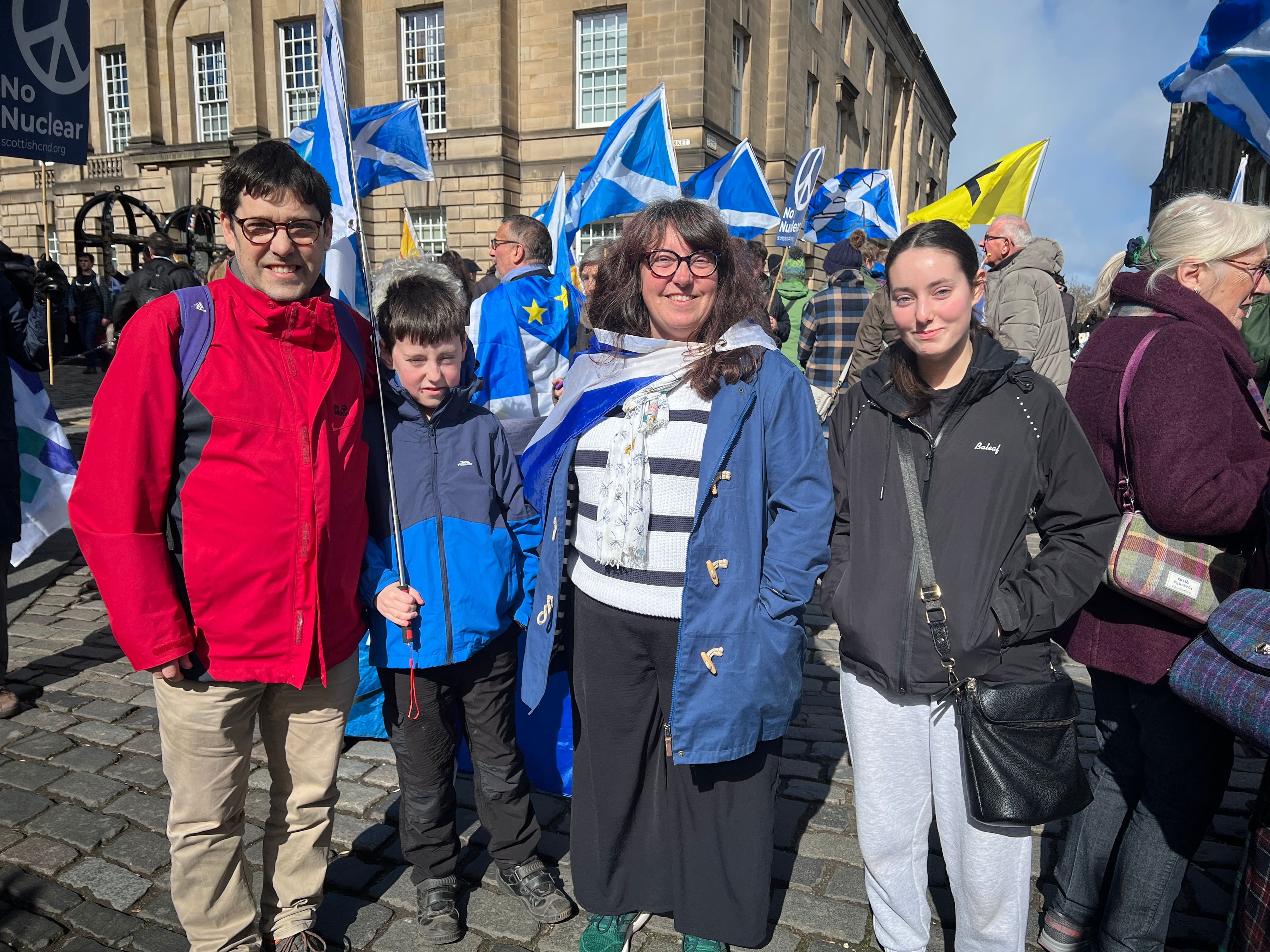 A família de Violette, de 15 anos, participou da marcha pela independência em Edimburgo. Ele estava acompanhado do pai Sébastien, da mãe Ginette e do irmão Félix.