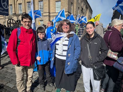 A família de Violette, de 15 anos, participou da marcha pela independência em Edimburgo. Ele estava acompanhado do pai Sébastien, da mãe Ginette e do irmão Félix.