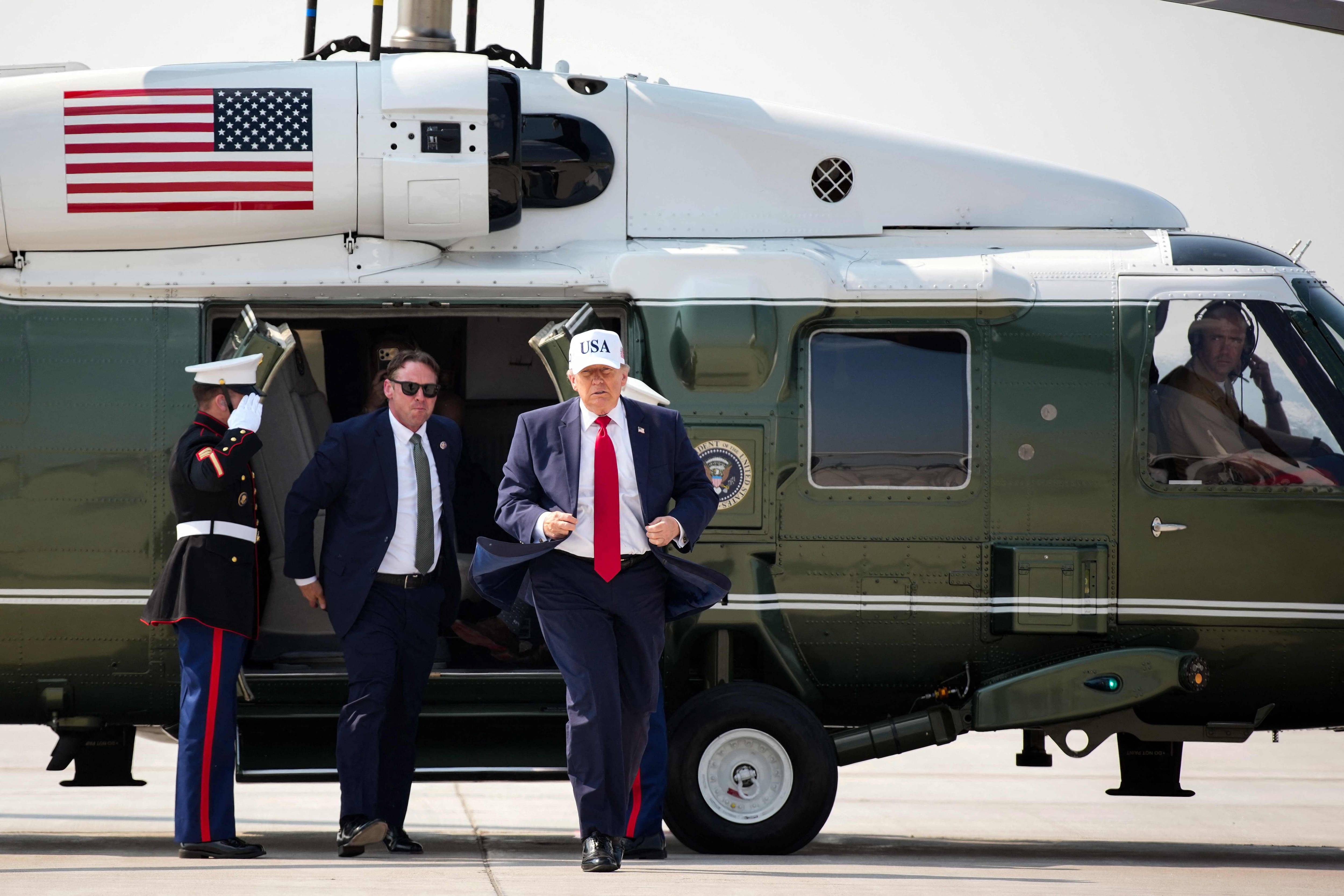 Le président américain Donald Trump se dirige vers Air Force One avant de quitter l'aéroport municipal de Bismarck, le 1er juillet 2026.
