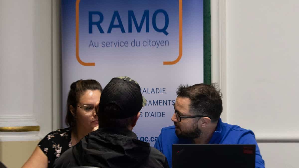 &laquo;Chaque carte donn&eacute;e, c&rsquo;est une victoire&raquo;: la RAMQ distribue des cartes d&rsquo;assurance maladie pour les sans-abri