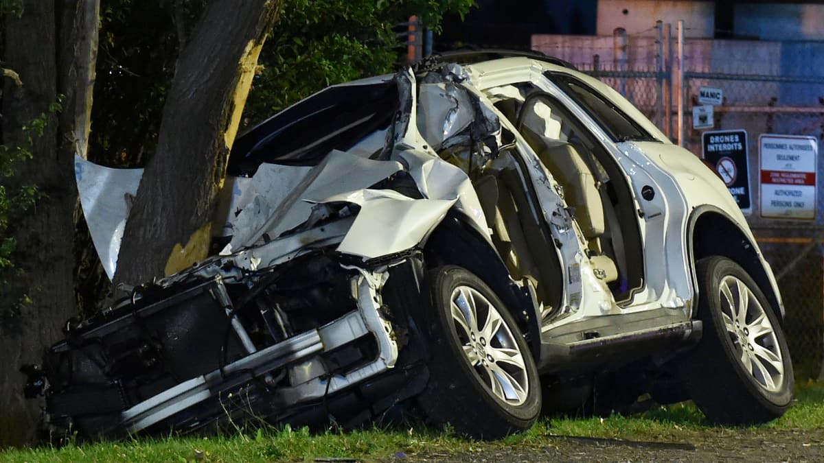 Collision avec un arbre : un homme dans un état critique à Pointe-Claire