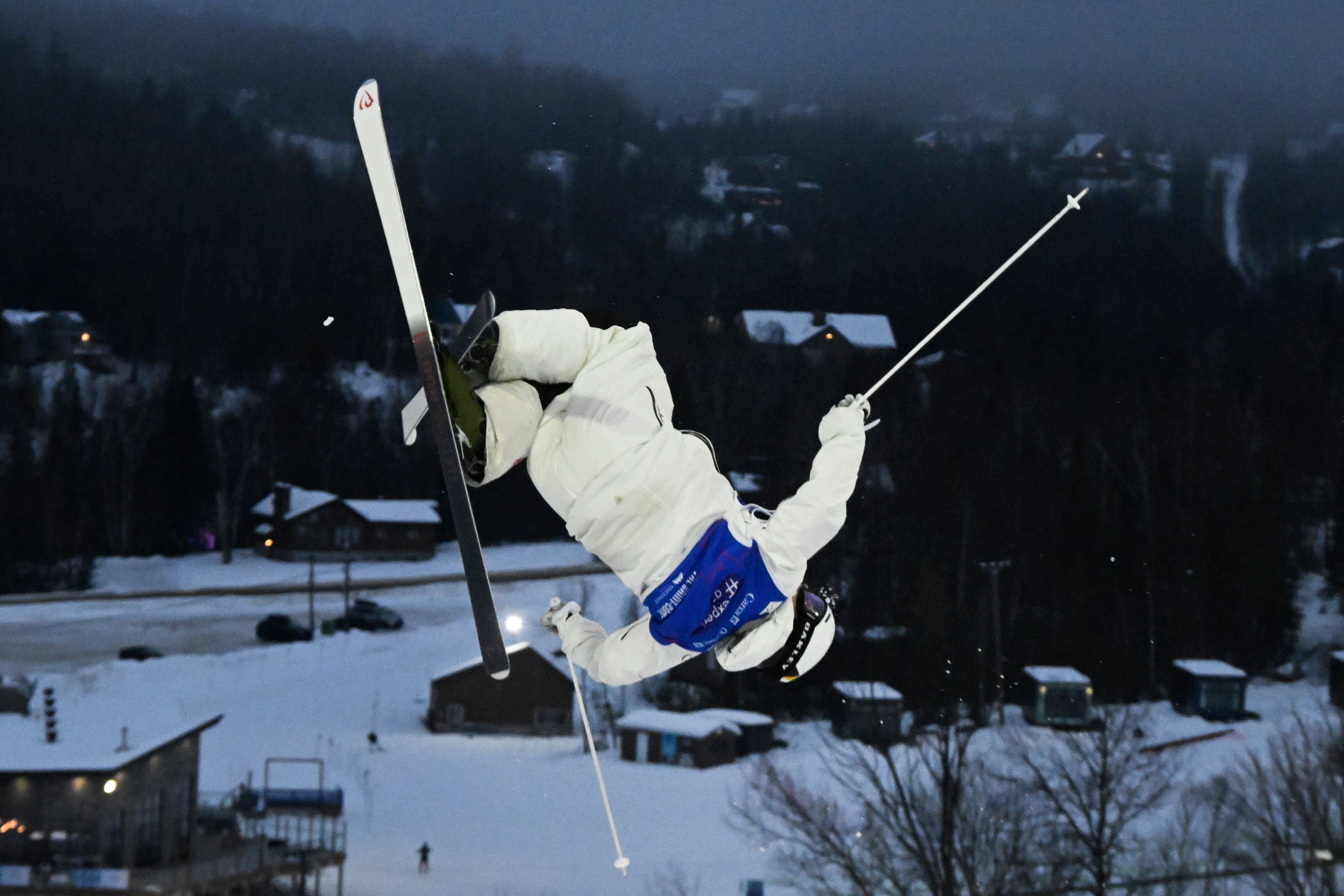 Mikaël Kingsbury em ação vendredi soir na estação Val Saint-Côme.