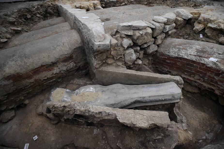 Image principale de l'article Un sarcophage en plomb trouvé dans les décombres