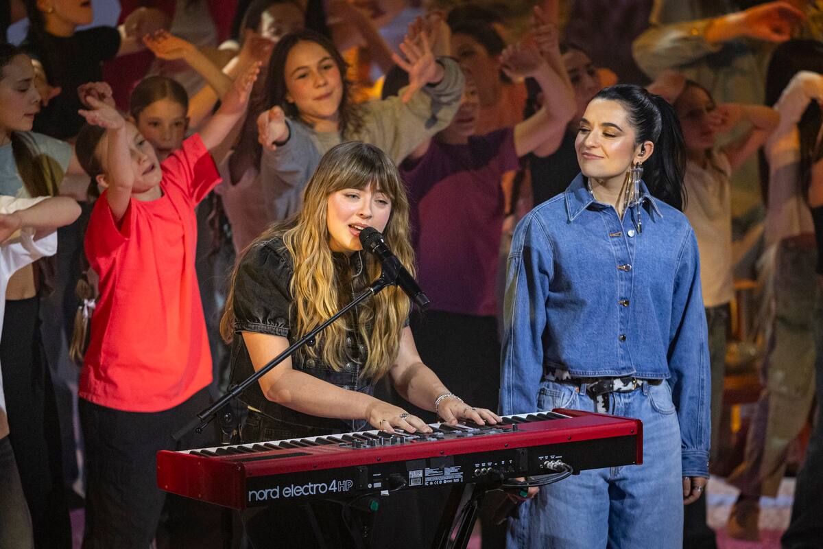 Rod Stewart, en rosa extravagante durante su concierto en el Festival de Glastonbury, en Inglaterra el domingo pasado, lanzó el Festival del Festival de Verano el jueves por la noche, en Quebec.