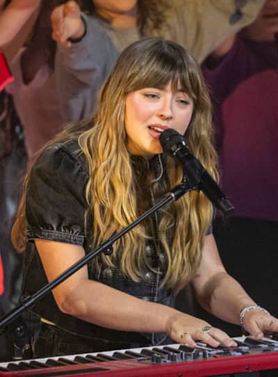 Rod Stewart, en rosa extravagante durante su concierto en el Festival de Glastonbury, en Inglaterra el domingo pasado, lanzó el Festival del Festival de Verano el jueves por la noche, en Quebec.