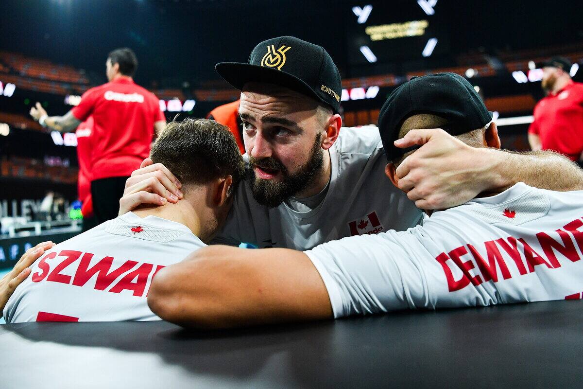 Nos Qu&eacute;b&eacute;cois aux Olympiques de Paris: Nicholas Hoag &eacute;crit une page d'histoire du volleyball canadien