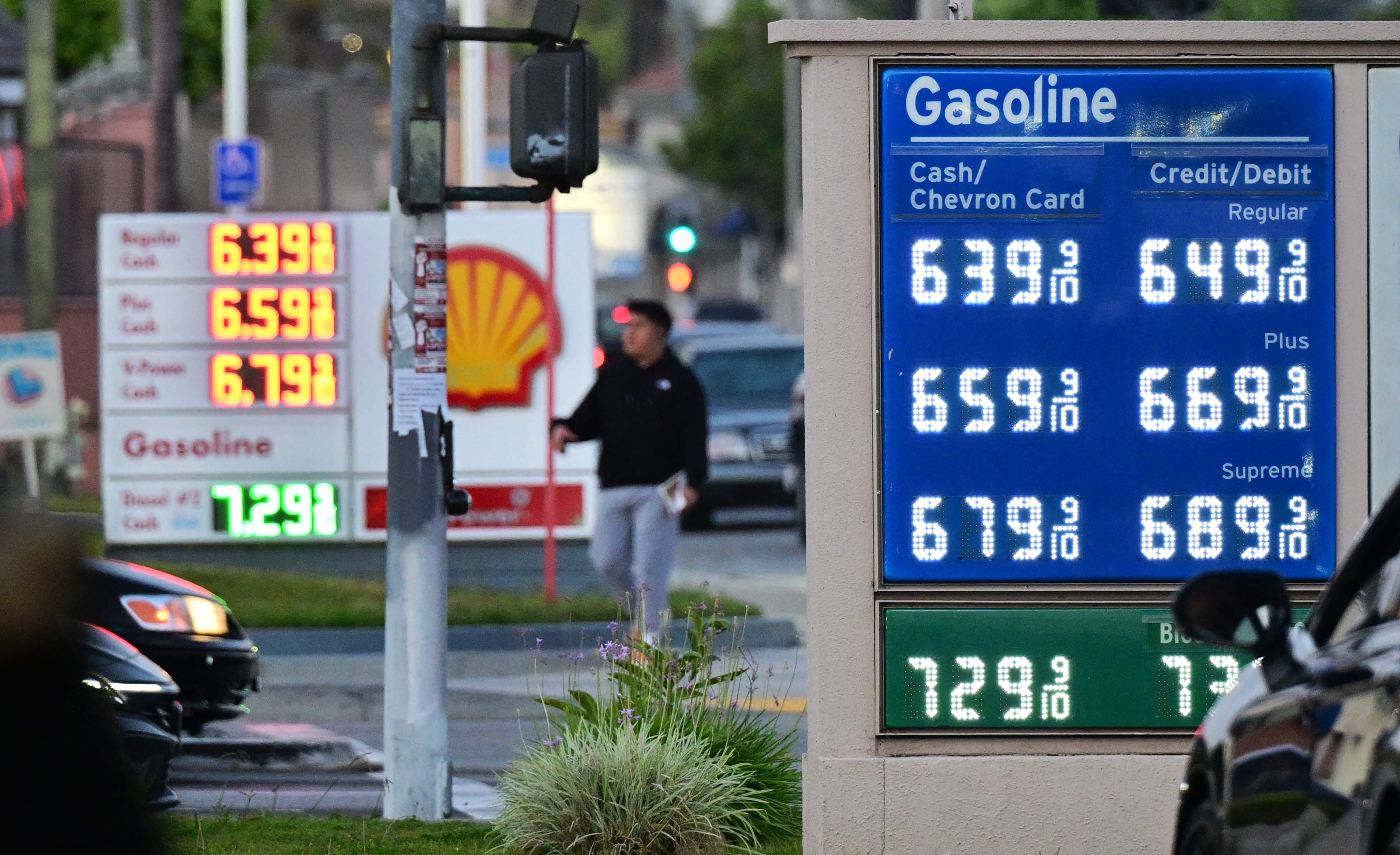 Trump veut suspendre les taxes sur le carburant pour soulager les Américains