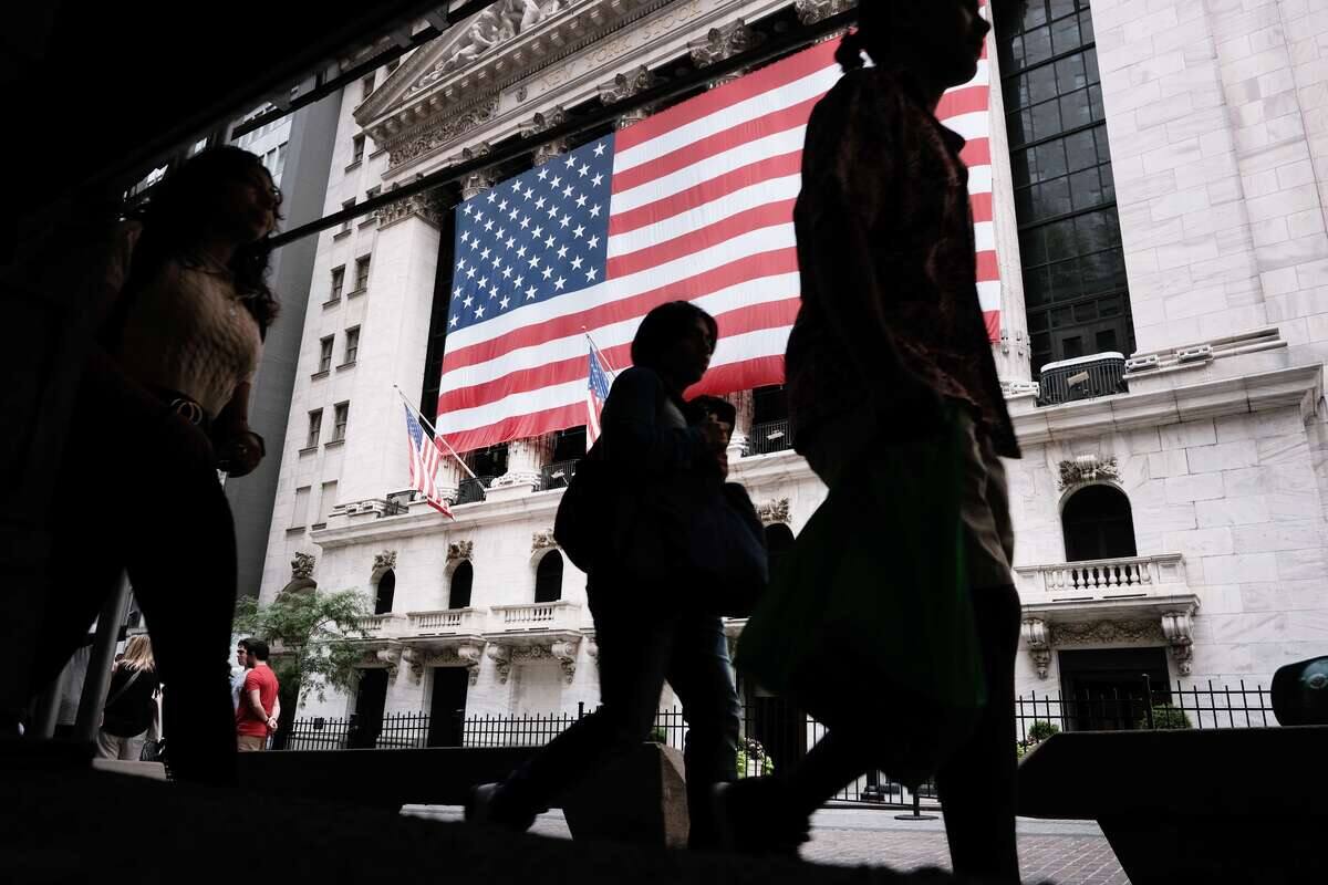 Modeste avanc&eacute;e et records &agrave; Wall Street