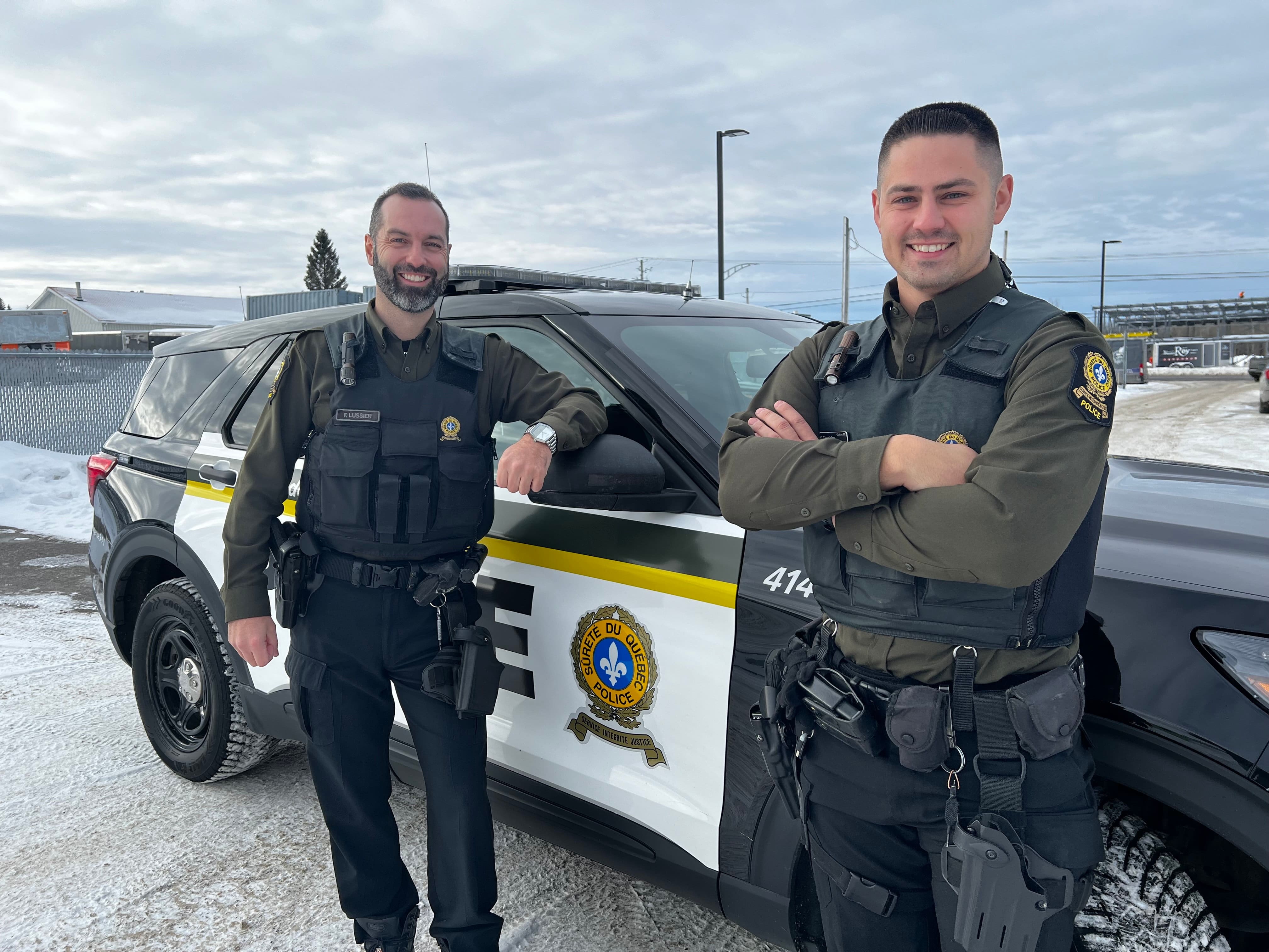 Deux policiers ont fait fi du danger en grimpant sur le balcon d’un bâtiment en flammes pour secourir trois résidents, à Alma, en septembre dernier.