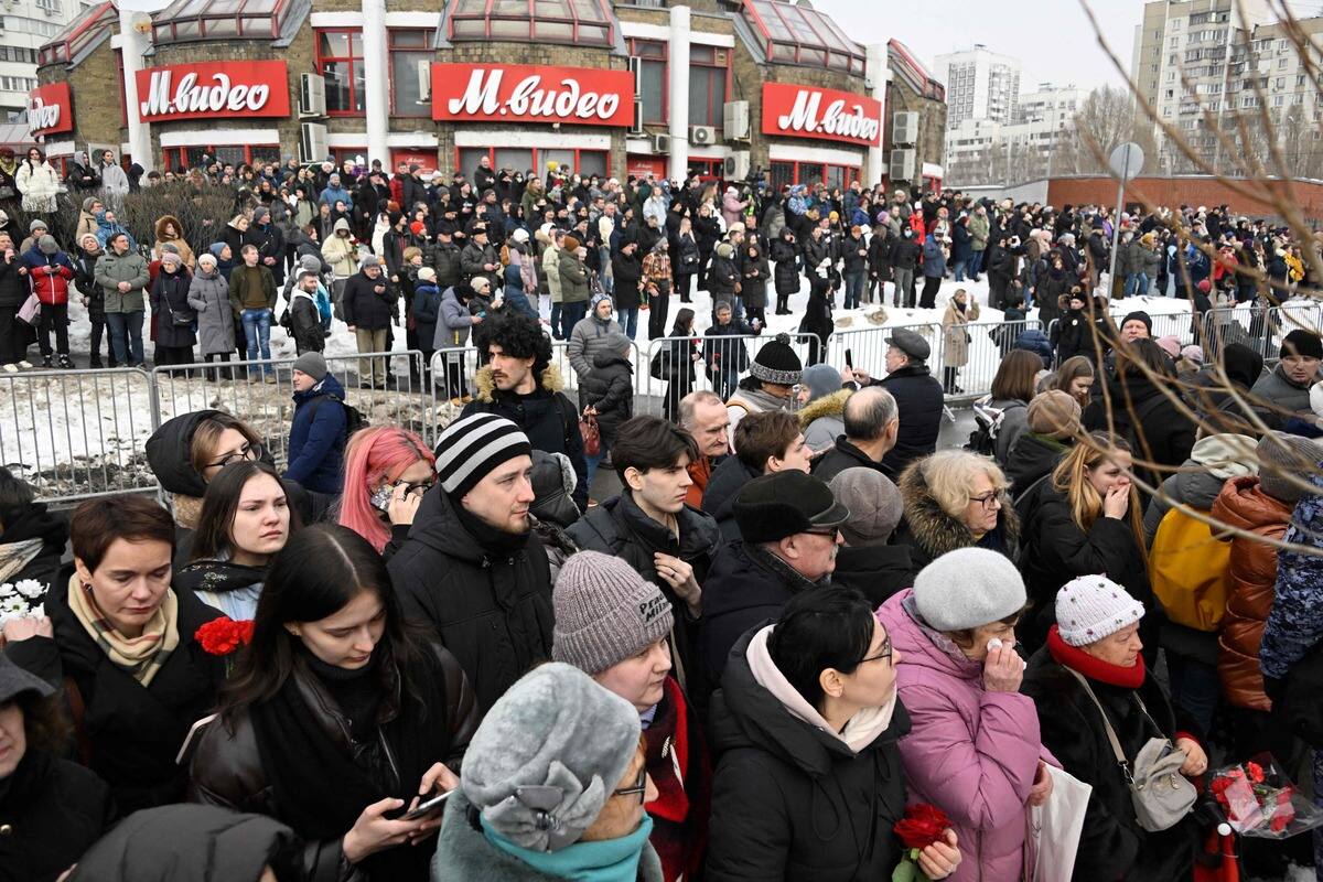 [EN IMAGES] Russie: des milliers de personnes aux obs&egrave;ques de Navalny