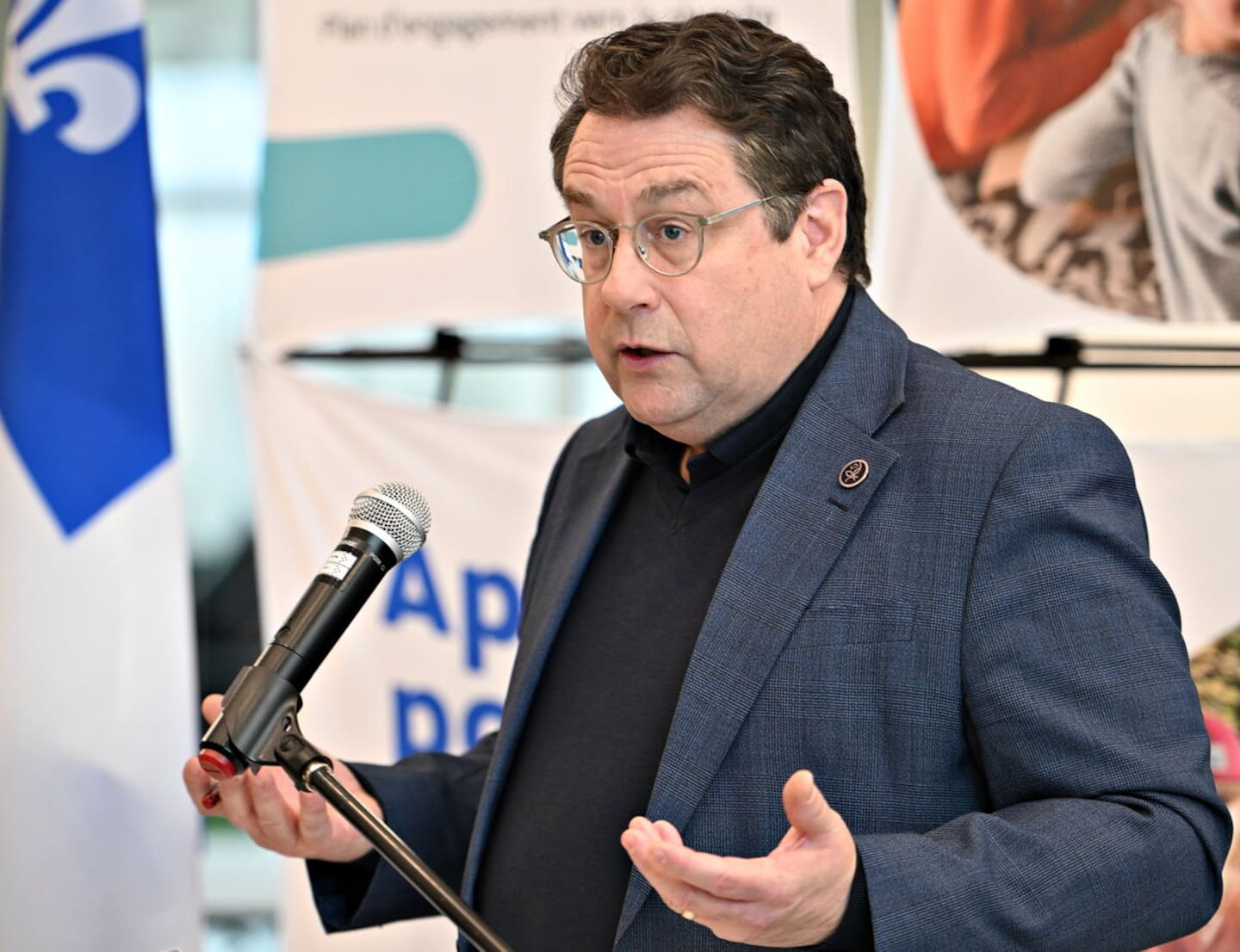 Bernard Drainville ne va pas bannir des livres sexuellement explicites des écoles, comme l’Alberta, mais invite les parents à signaler ce qu’ils jugeraient trop osé Bernard Drainville ne va pas bannir des livres sexuellement explicites des écoles, comme l’Alberta, mais invite les parents à signaler ce qu’ils jugeraient trop osé