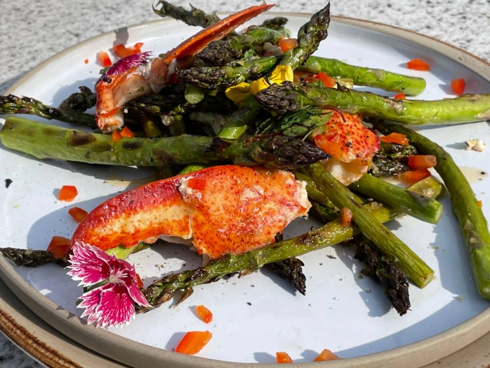 Salade tiède d’asperges et de homard grillé