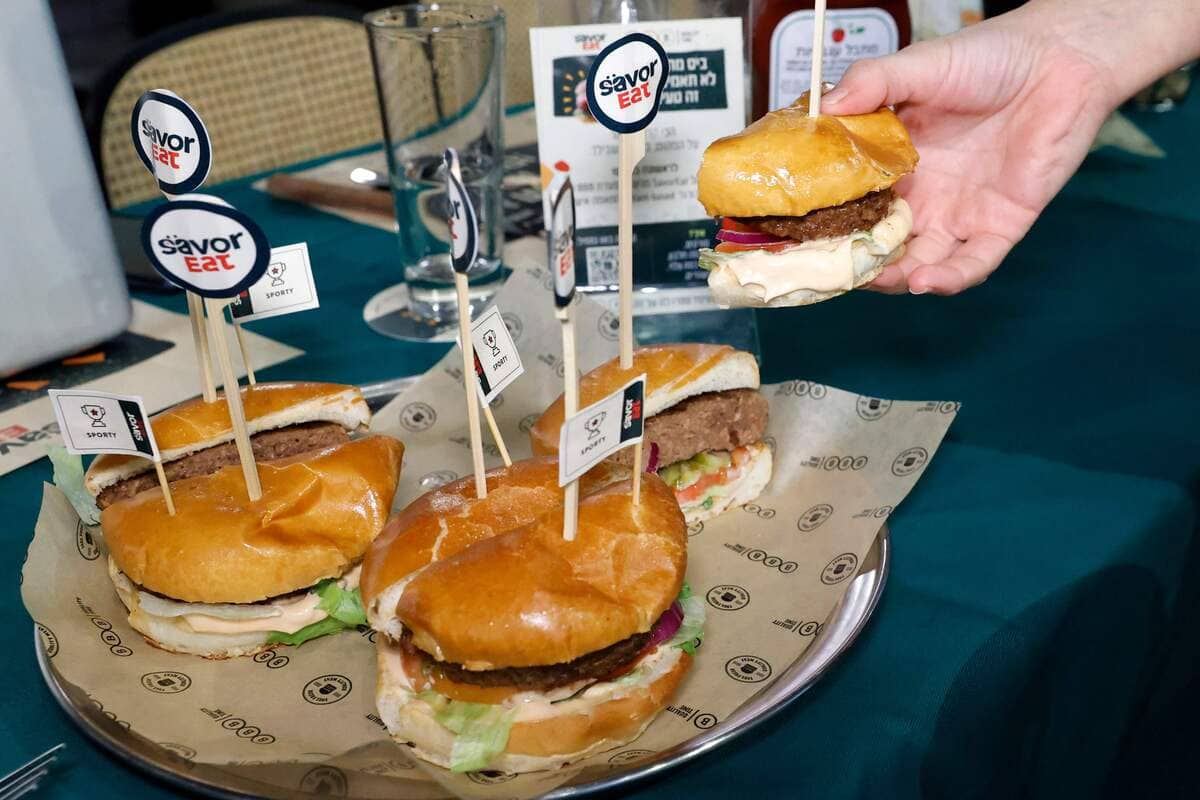 Isra&euml;l: une cha&icirc;ne de restaurants lance des burgers pr&eacute;par&eacute;s par un robot