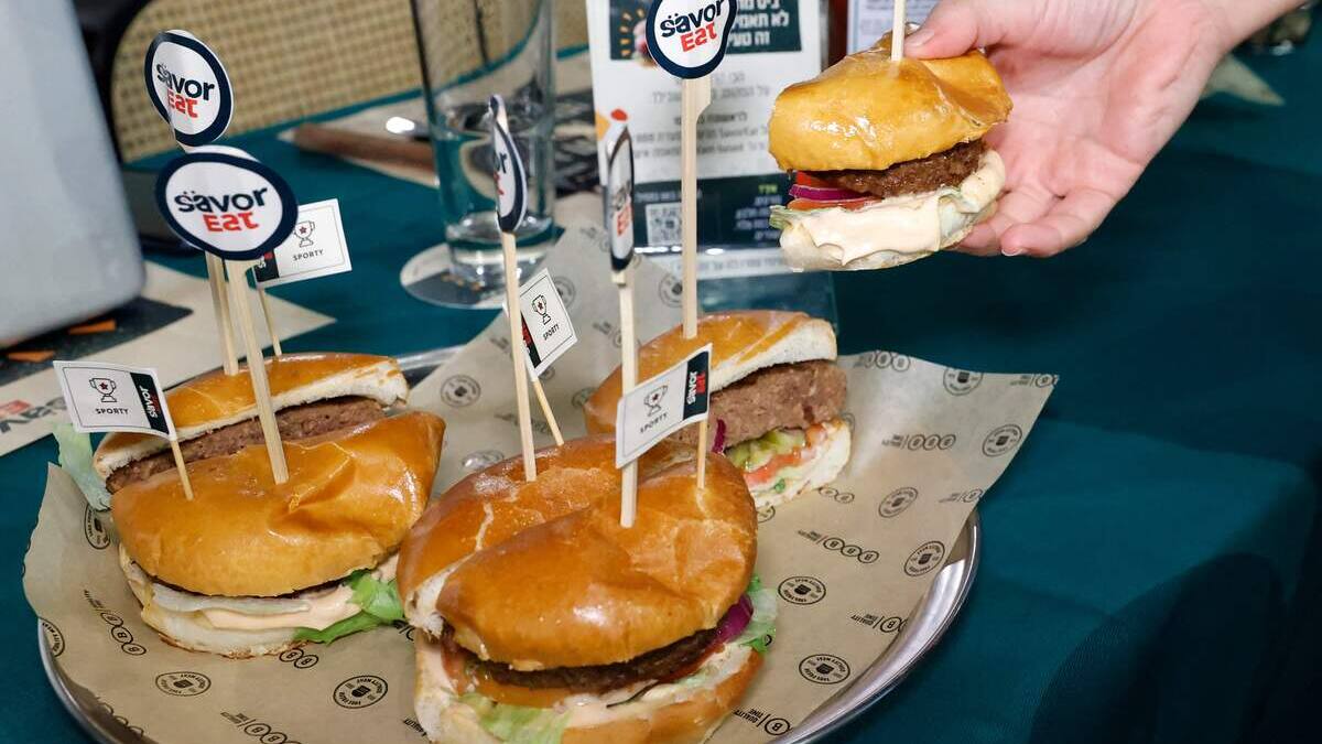 Israël: une chaîne de restaurants lance des burgers préparés par un robot