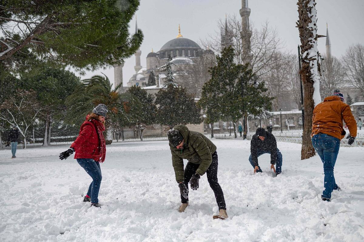Turquie: la bataille de neige d&eacute;g&eacute;n&egrave;re, 7 bless&eacute;s par balles
