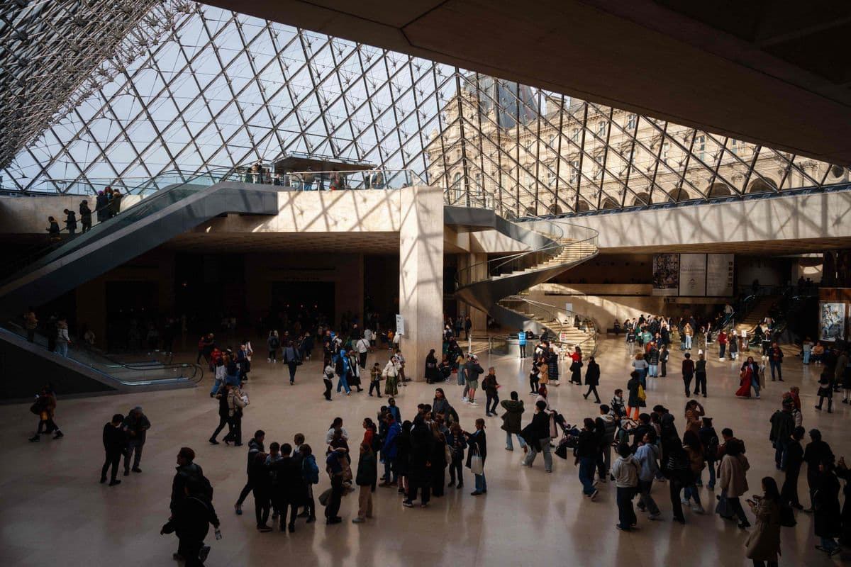 Cambriolage au Louvre: voici comment les malfaiteurs ont vol&eacute; les bijoux en huit minutes
