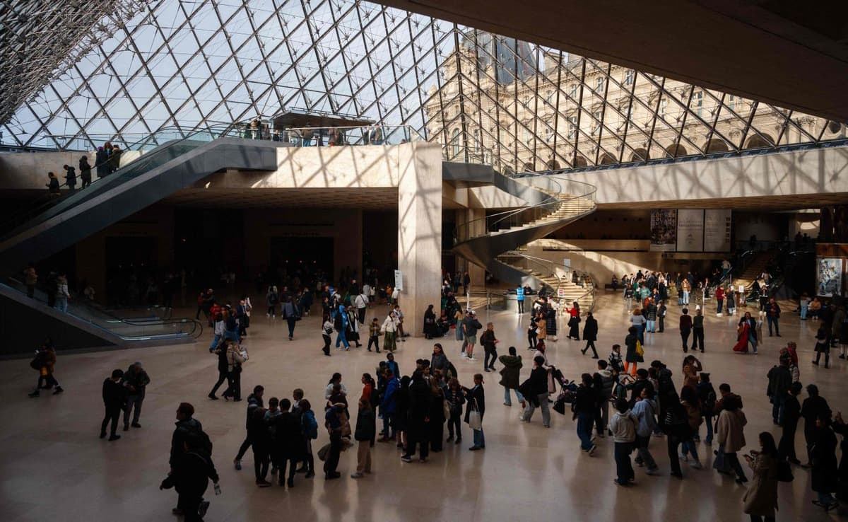 Cambriolage au Louvre: voici comment les malfaiteurs ont volé les bijoux en huit minutes