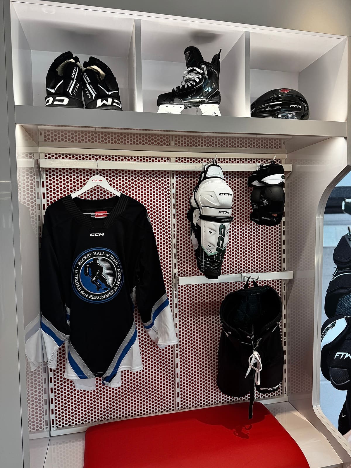 Fini l&rsquo;&eacute;quipement de gars pour les joueuses de hockey : la gamme f&eacute;minine de CCM conna&icirc;t un succ&egrave;s retentissant