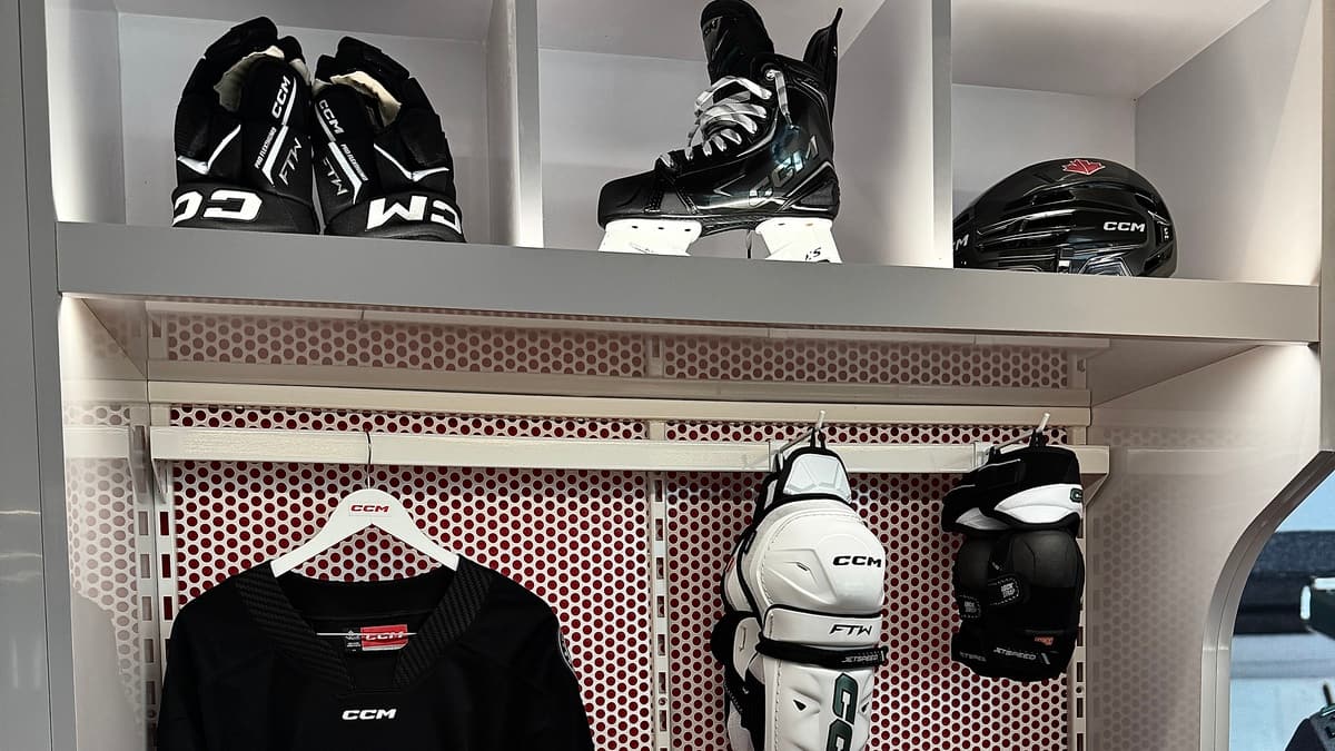 Fini l’équipement de gars pour les joueuses de hockey : la gamme féminine de CCM connaît un succès retentissant