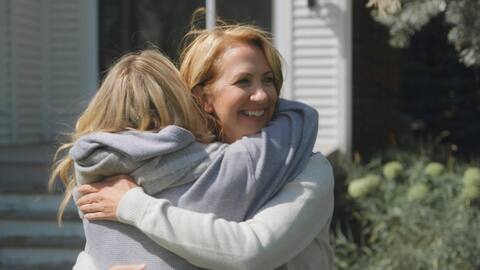 Mélanie Maynard et Julie Bélanger (de dos) se pardonnent dans la nouvelle série documentaire «Imparfaite».