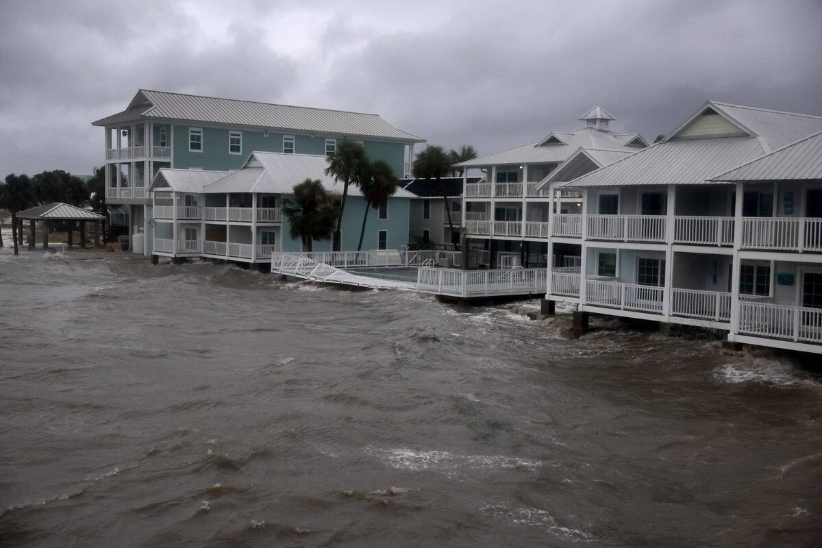 &laquo;&Ccedil;a va &ecirc;tre affreux&raquo;: la temp&ecirc;te &laquo;Debby&raquo; touche terre en Floride et menace de provoquer des inondations catastrophiques