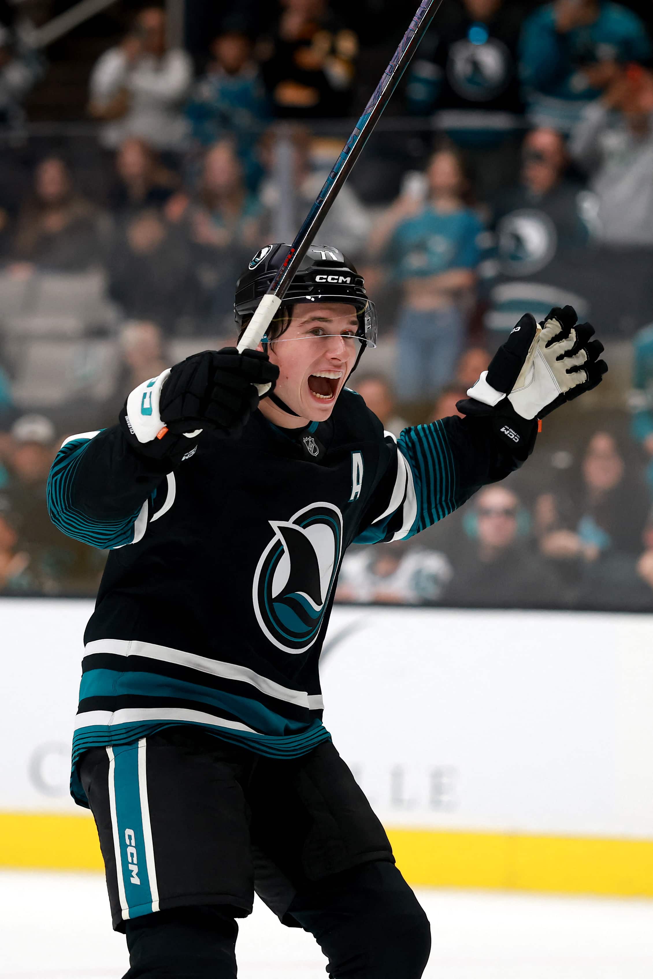 100 points à seulement 19 ans: Macklin Celebrini se taille une place dans un club très sélect