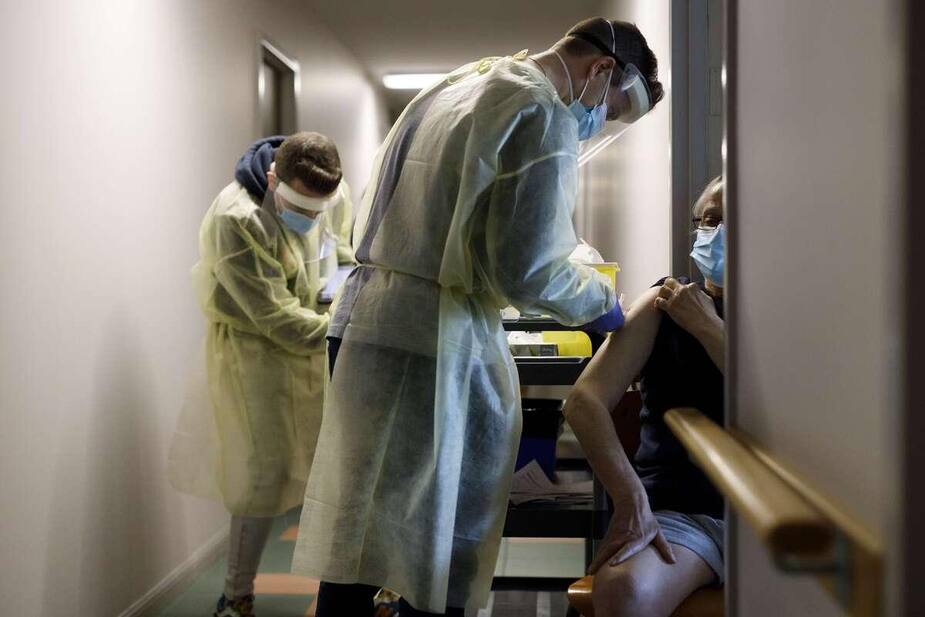 Des travailleurs de la santé à Toronto administrant un vaccin contre la COVID-19 dans une résidence pour aînés. L'Ontario se reconfinera jeudi pour freiner sa troisième vague de COVID-19.