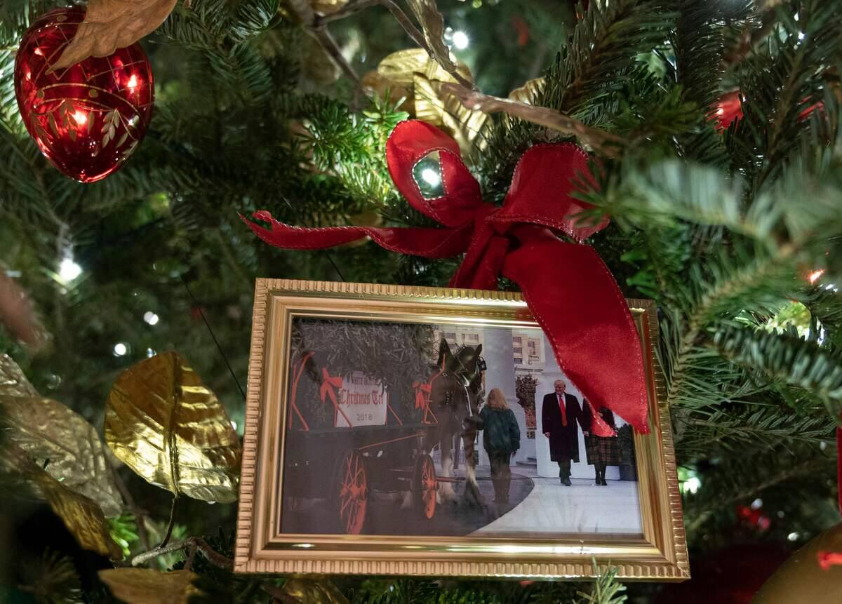 Dans le sapin de No&euml;l des Biden, une photo... des Trump