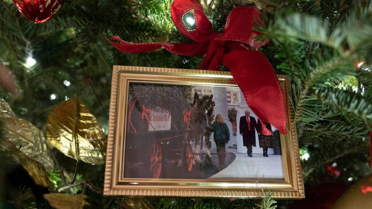 Dans le sapin de Noël des Biden, une photo... des Trump