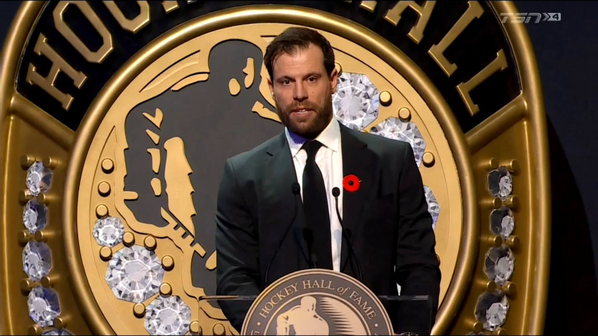 Devant ses anciens co&eacute;quipiers du CH, Shea Weber fait son entr&eacute;e au Temple de la renomm&eacute;e