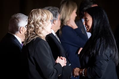 A mairesse de Montreal, Soraya Martinez Ferrada (à direita), transmite suas condoléances à esposa de Rodger Brulotte, Pascale Vallée.