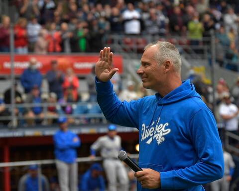 La mascotte Capi a enfilé son nouvel uniforme temporaire d’Équipe Québec pour la saison 2021.