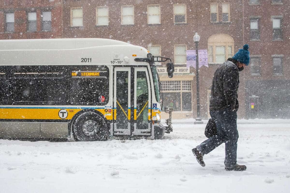 Une temp&ecirc;te de neige &laquo;historique&raquo; paralyse le nord-est des &Eacute;tats-Unis