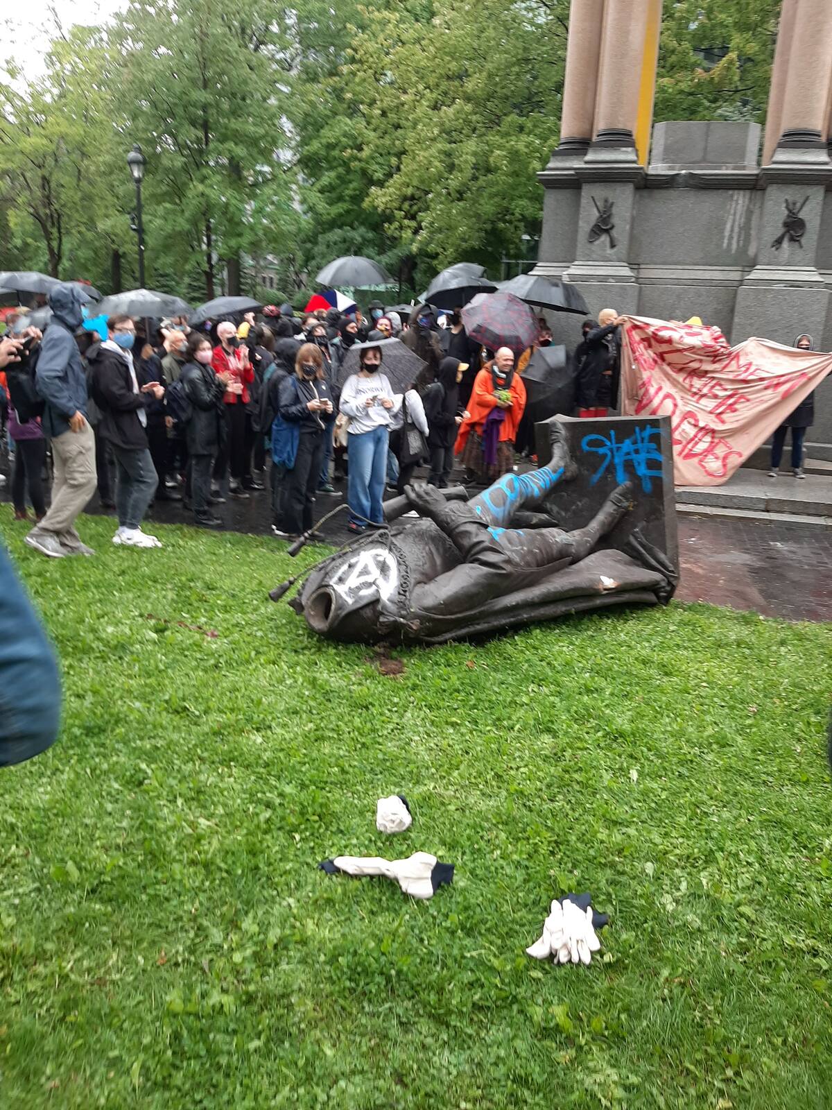 La statue de John A. Macdonald déboulonnée et décapitée | JDM