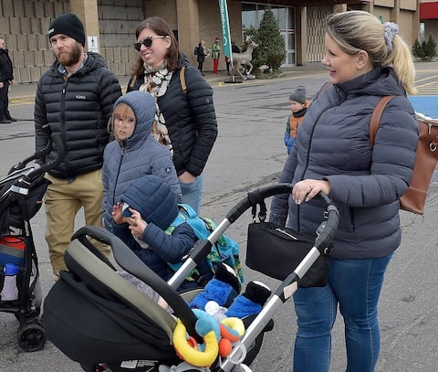 Kevin Lauro, Mary-Josie Beland and Melinda Leme during a toy parade on Saturday, November 13, 2021 in Flor de Lies. DIDIER DEBUSSCHHERE / QUEBEC Journal