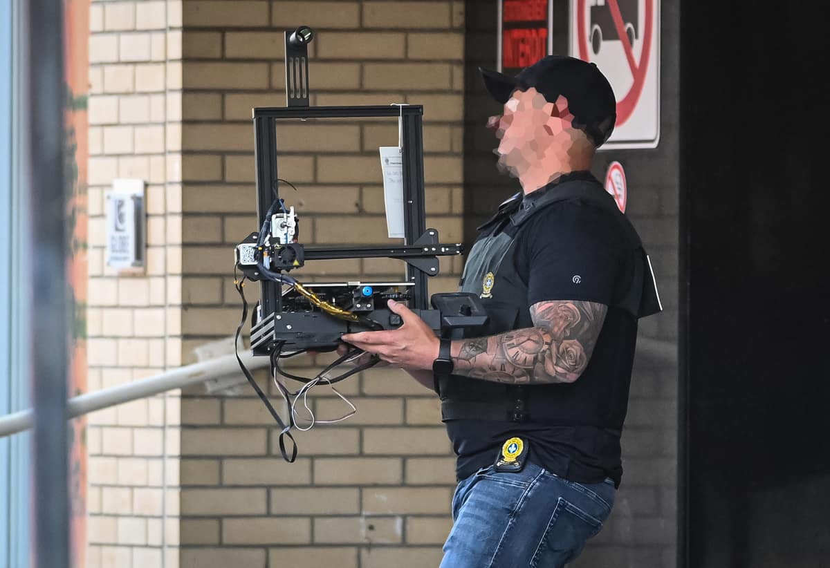 Une vaste opération policière avait été menée dans plusieurs provinces canadiennes chez des trafiquants d’armes à feu fabriquées à l’aide d’imprimantes 3D, le mardi 20 juin 2023. Sur la photo, des policiers viennent de saisir une imprimante 3D chez un suspect habitant dans un immeuble résidentiel du quartier Côte-des-Neiges, à Montréal.