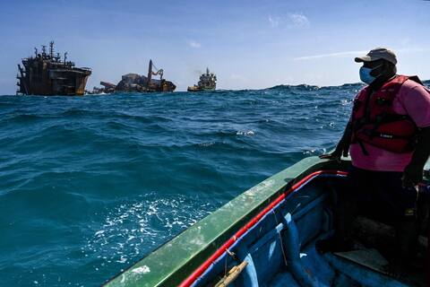 Sri Lanka: le navire incendié a partiellement coulé, inquiétudes pour l’environnement