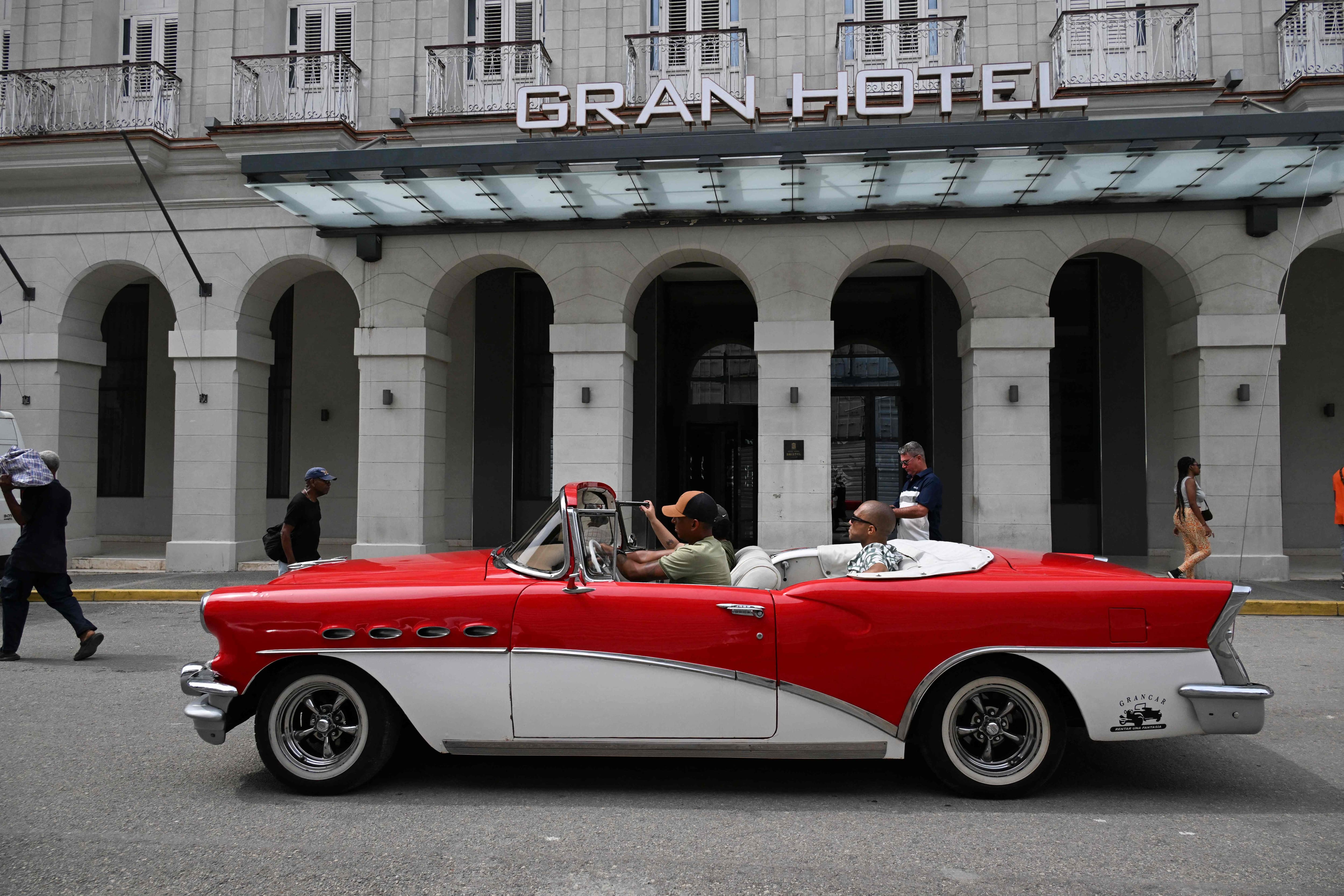 Cuba: plusieurs entreprises y suspendent leurs services