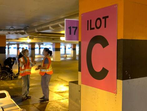 Car vaccination at Laval University's PEPS.
