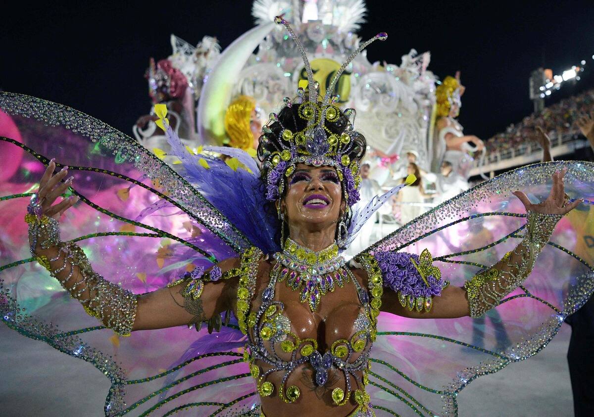 Un carnaval de Rio f&eacute;&eacute;rique pour enterrer la COVID