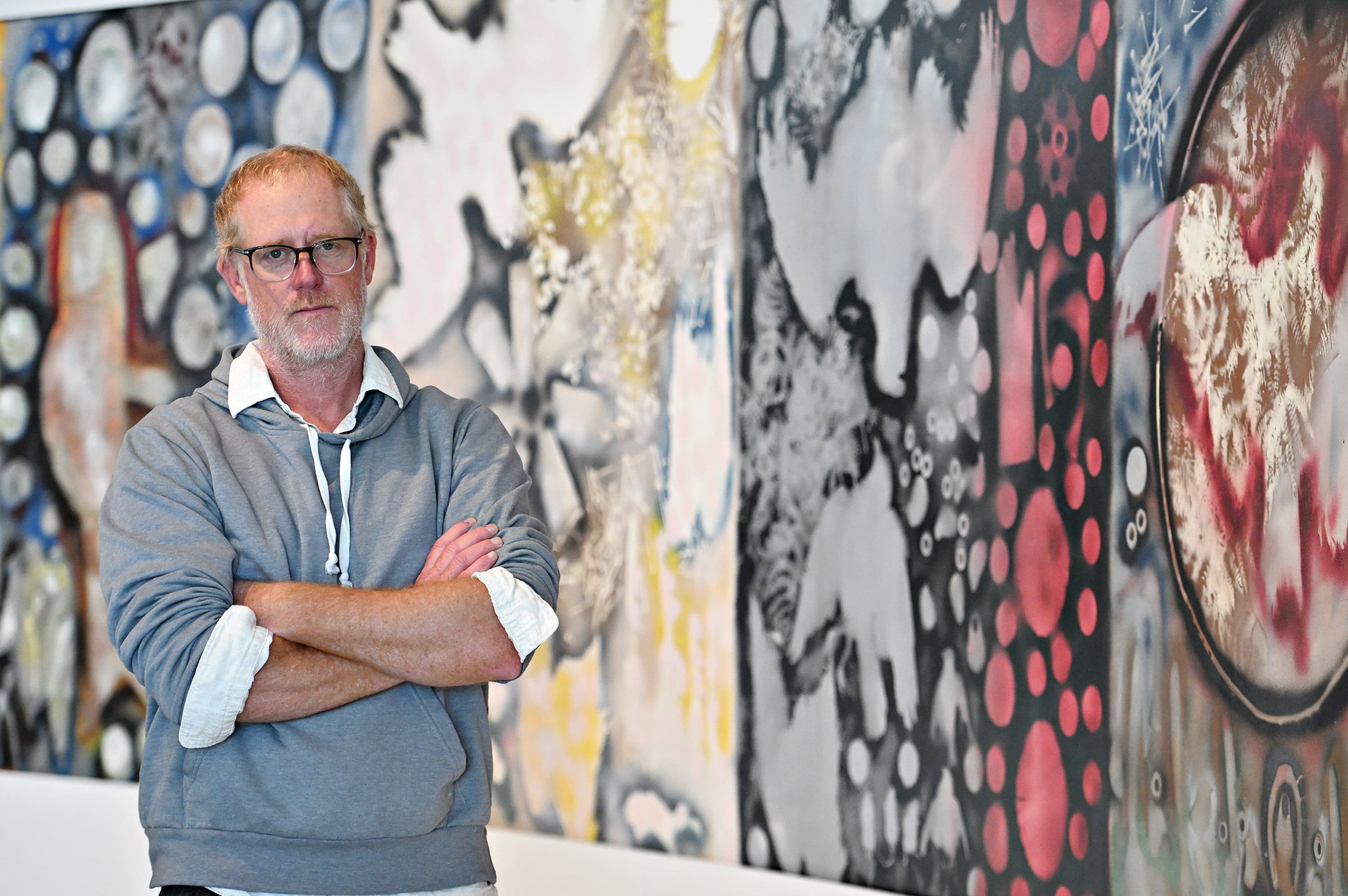 Le peintre Marc Séguin pose près de « L'hommage à Rosa Luxemburg ».