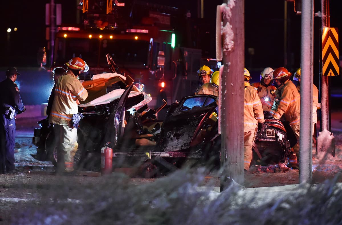 Le véhicule a percuté de plein fouet un muret de béton à l'angle des boulevards Jean-Paul-Vincent et Marie-Victorin à Longueuil.