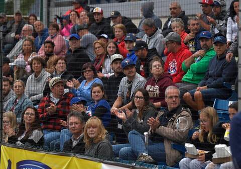 La mascotte Capi a enfilé son nouvel uniforme temporaire d’Équipe Québec pour la saison 2021.