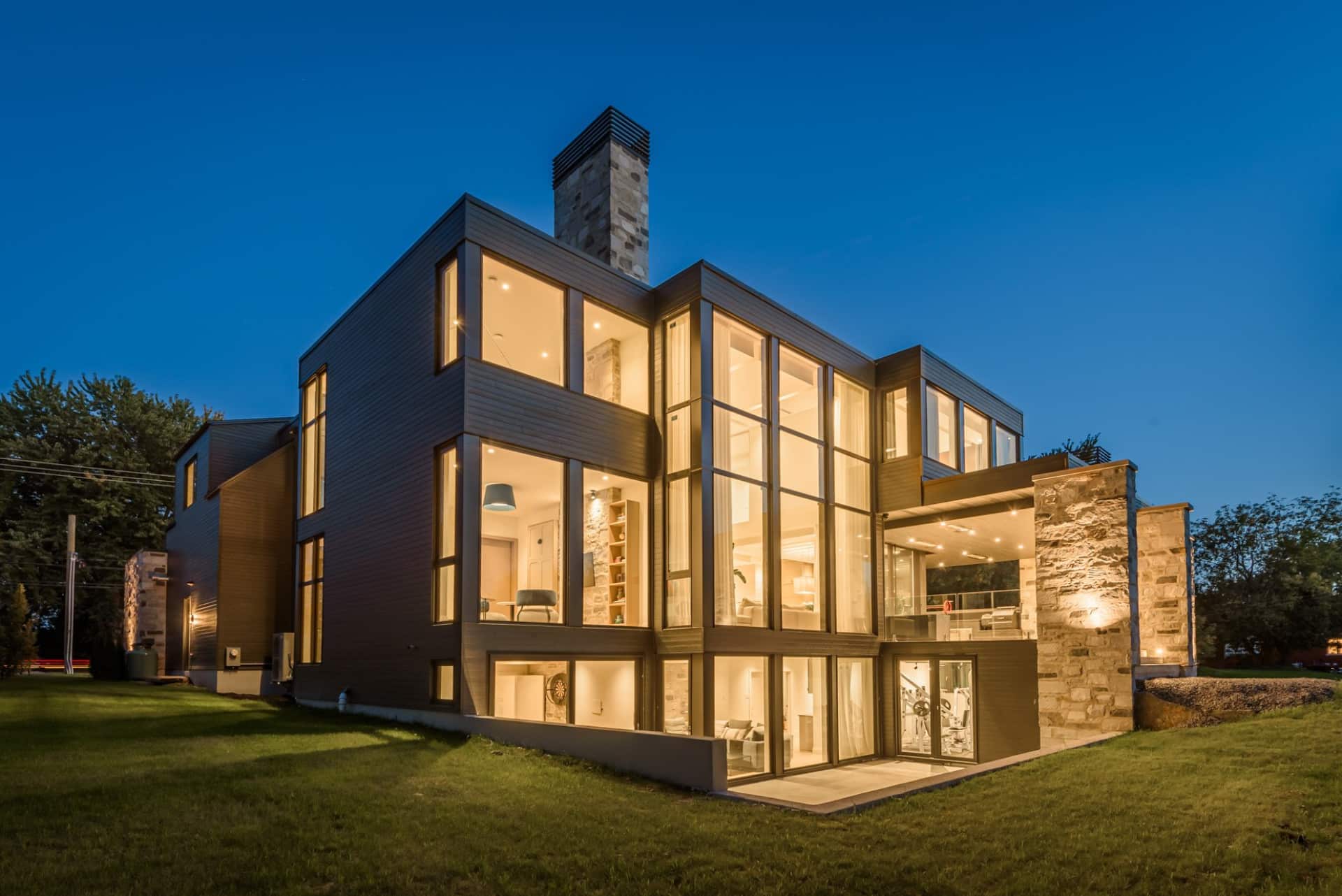 Une imposante maison architecturale à vendre à SaintMathiassur