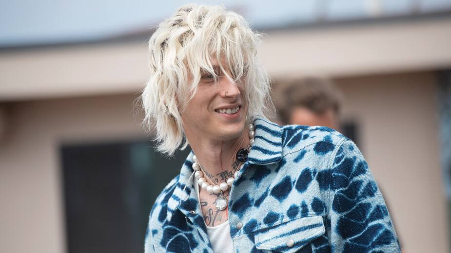 Image principale de l'article Machine Gun Kelly, des greffes capillaires?