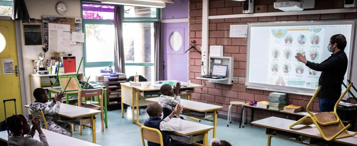 COVID-19: les parents français «craquent», les syndicats appellent à la grève
