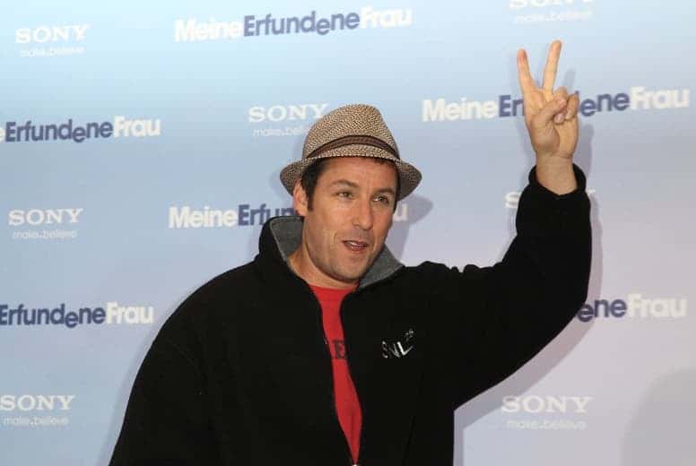 Adam Sandler vient en aide &agrave; un spectateur en d&eacute;tresse et la vid&eacute;o devient virale