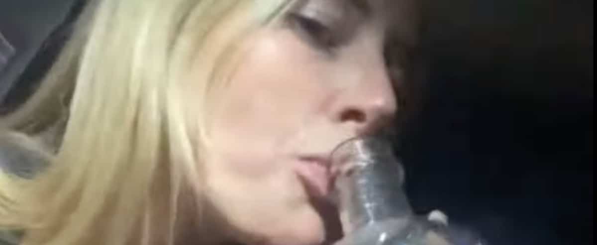 L'«influenceuse vapoteuse» se filme au volant avec une bouteille d’alcool