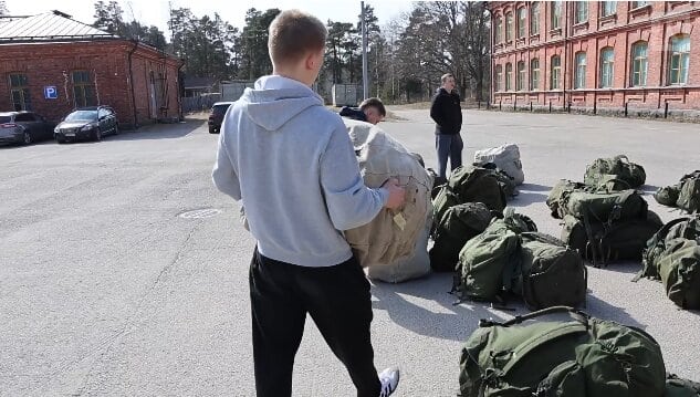 Aatos Koivu a été filmé par le média finlandais Ilta-Sanomat, alors qu’il arrivait sur le site militaire à Santahamina