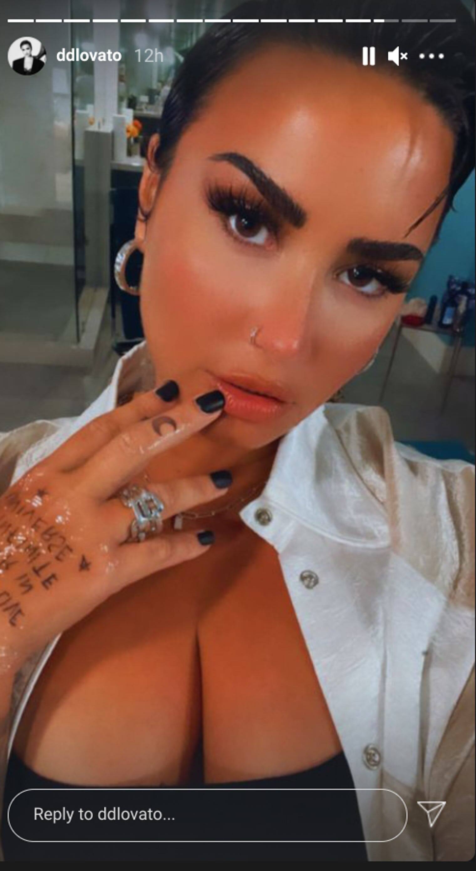 Demi Lovato reste fort tatouage
